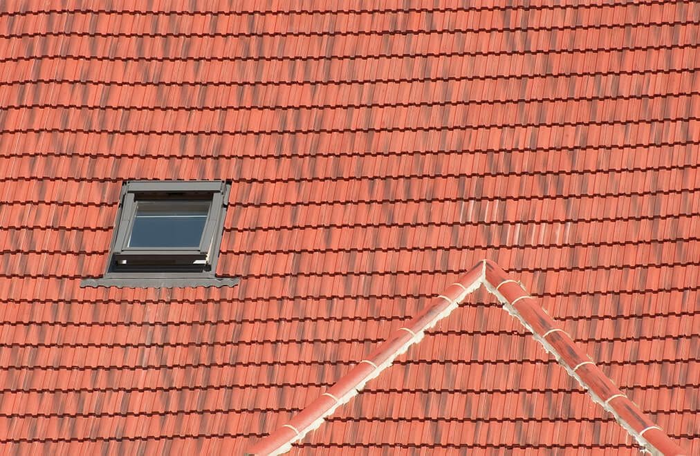 Repainting roof tiles: Why and how to do it?